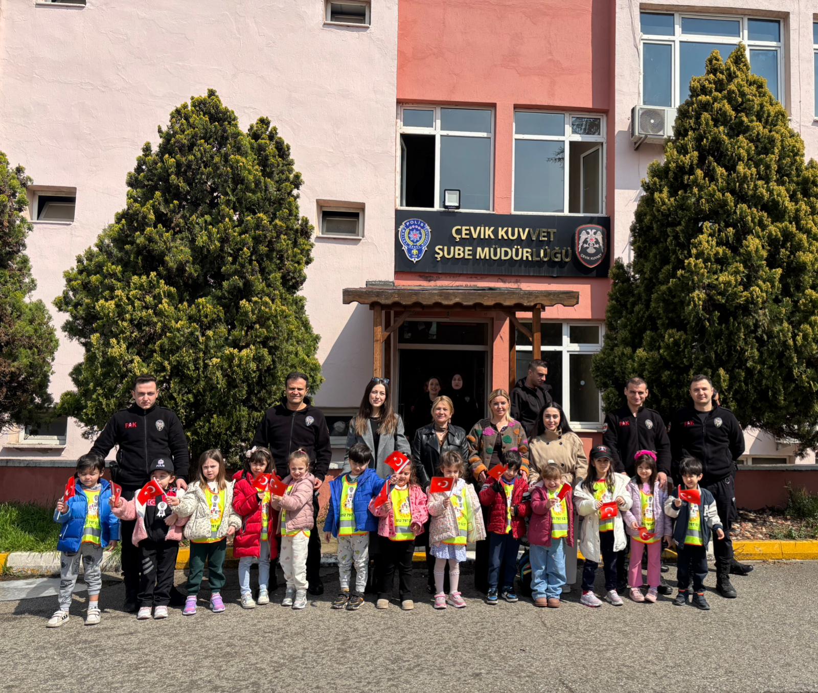 Efe Kreş’ten anlamlı ziyaret: Polis Haftası’nda Çevik Kuvvet’e teşekkür